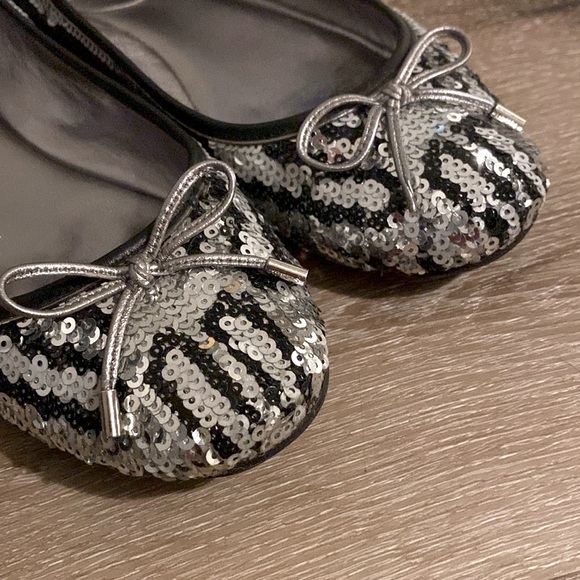 [Coach] Sequined Bow Silver & Black Ballet Flats Shoes Women's Size 6.0 (B) - Picture 3 of 9